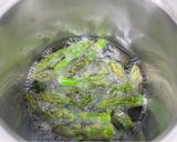 Foto del passaggio 5 della ricetta Farfalle con crema di asparagi, pescespada e mazzancolle