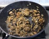 Une image de l'étape 12 de Poulet aux champignons, coriandre et crème de masala.