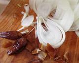 Foto del paso 3 de la receta: Pastel de pollo y cebolla caramelizada picante
