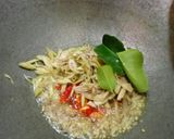 Foto langkah ke 7 dari resep Jamur Tiram Bumbu Rempah Saus Santan.