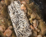 Foto del paso 5 de la receta: Alcachofas con gulas, gambas y jamón