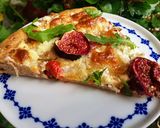 Pas rețetă Pizza cu smochine, brânză de capră, mozzarella și rucola!😋 2 fotografie