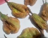 कद्दू के फूल के पकौड़े (Kaddu ke phool ke pakode recipe in Hindi) रेसिपी चरण 4 फोटो