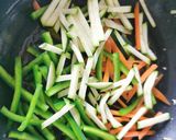Foto del paso 3 de la receta: Tallarines con verduras y huevo escalfado