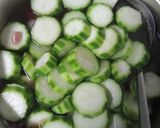 Foto langkah ke 3 dari resep Sayur Bening Wortel dan Gambas.