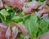 Foto del paso 10 de la receta: Pizza casera con rúcula y jamón crudo