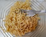 Foto langkah ke 1 dari resep Omelet indomie.