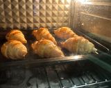 Foto langkah ke 5 dari resep Mini Croissant Tower.