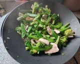 Une image de l'étape 2 de Wok poulet sauté aux légumes sauce soja.