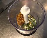 Une image de l'étape 1 de Sauce salade à la moutarde à l'ancienne, herbes, melfor et huile de noix.