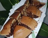 Foto langkah ke 10 dari resep Martabak manis / terang bulan abang abang full sarang.