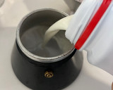 Foto del paso 1 de la receta: Café con leche en cafetera italiana | Receta de tik tok