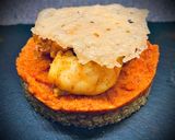 Une image de l'étape 13 de Scampis au curcuma sur galettes de quinoa et de tapenade de poivron - tuile au parmesan.