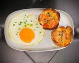 Foto del paso 5 de la receta: Desayuno: tartaletas de bacon y queso con huevo frito