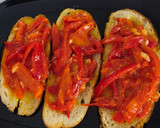 Foto del paso 6 de la receta: Tosta de pimientos con su pilpil y gulas en TMX