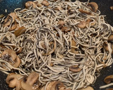 Foto del paso 3 de la receta: Huevos con gulas y champiñones