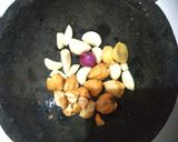 Foto langkah ke 2 dari resep Opor Telur Ceplok.