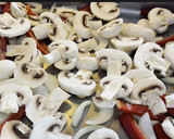 Foto del paso 2 de la receta: Muslitos de pollo con champiñones
