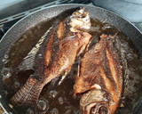 Foto del paso 4 de la receta: Pescado Frito a la cruz (con ensalada)