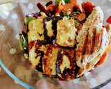Foto del paso 4 de la receta: Ensalada de espinacas con halloumi y pollo