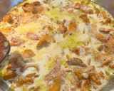Foto del paso 4 de la receta: Fletán (halibut) con rebozuelos (cantarelas)