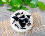 A picture of step 3 of Iced Coconut Coffee with Grass Jelly.