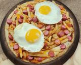 Foto del paso 4 de la receta: 🍕Pizza cochina 🍕😅Pizza con papas fritas, salchichas, cheddar y huevo frito