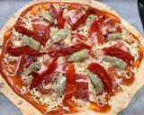 Foto del paso 4 de la receta: Pizza con masa de aceituna negra y tomate seco con un toque ahumado
