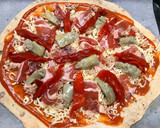 Foto del paso 4 de la receta: Pizza con masa de aceituna negra y tomate seco con un toque ahumado