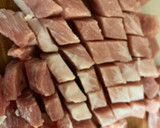 Foto del paso 2 de la receta: Paellita de secreto ibérico, con habas y ajos tiernos