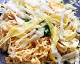 Hình bước làm 2 của món Mì Gói Xào Trứng Bắp Cải