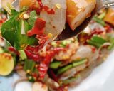 รูปขั้นตอนการทำที่ 3 ของ ยำกุ้งสดไส้กรอก