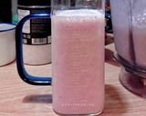 Foto langkah ke 3 dari resep Smoothies Pisang Strawberry.