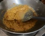 A picture of step 2 of Besan halwa.