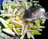 รูปขั้นตอนการทำที่ 2 ของ น้ำเต้าผัดไข่