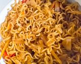 Foto langkah ke 5 dari resep Oseng mi pedas manis.