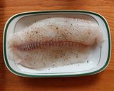 Foto del paso 1 de la receta: Pescado empapelado con salsa de tomatillo