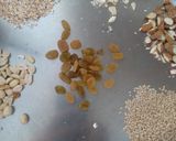 ગ્રેનોલા ચીકી (Granola Chiki Recipe In Gujarati) રેસીપી સ્ટેપ1ફોટો