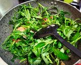 Foto langkah ke 3 dari resep 685. Tumis Kangkung Saus Tiram.