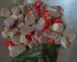 Foto langkah ke 2 dari resep Tumis Bakso Kacang Panjang.