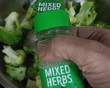 A picture of step 2 of Broccoli and Mung bean Sprouts Medley.