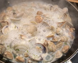 Foto del paso 6 de la receta: Papas con chirlas
