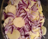 Foto del paso 1 de la receta: Pollo a la miel con patatas y cebolla