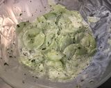 Une image de l'étape 5 de Concombre mariné crème et herbes salade feuille de chêne.