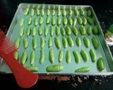Foto langkah ke 3 dari resep Kue ulat hijau.