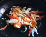 Foto del paso 2 de la receta: Arroz con verduritas y salsa de soja 😍