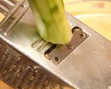 Klasszikus uborkasaláta recept fázis 2 fotója
