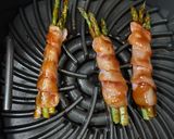 A picture of step 4 of Bbq bacon wrapped asparagus.