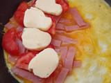 Omelette de jamón, queso y tomate