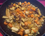 Foto del paso 2 de la receta: Habichuelas o alubias con setas variadas (vegana)